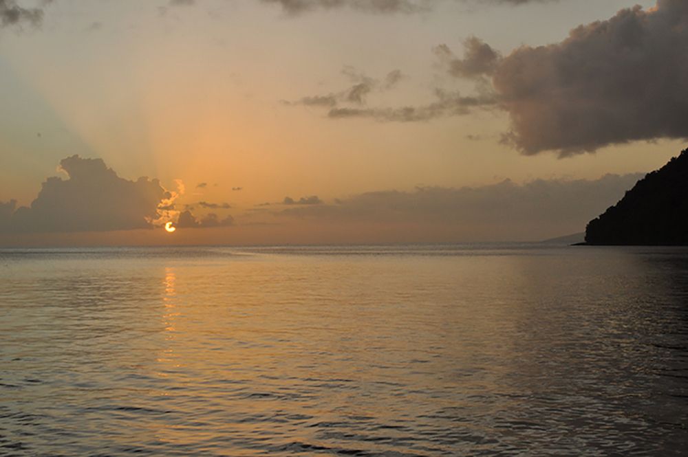 Coucher de soleil orangé sur Deshaies, Guadeloupe