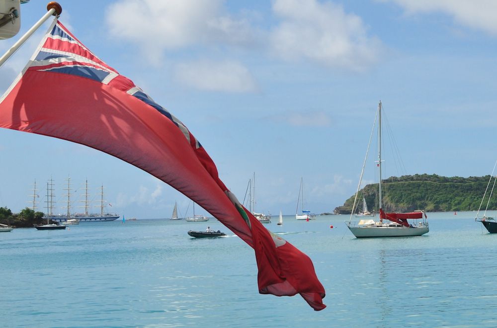 Le drapeau des iles vierges britannique flotte à la poupe d'une voilier au mouillage à Falmouth bay, Antigua