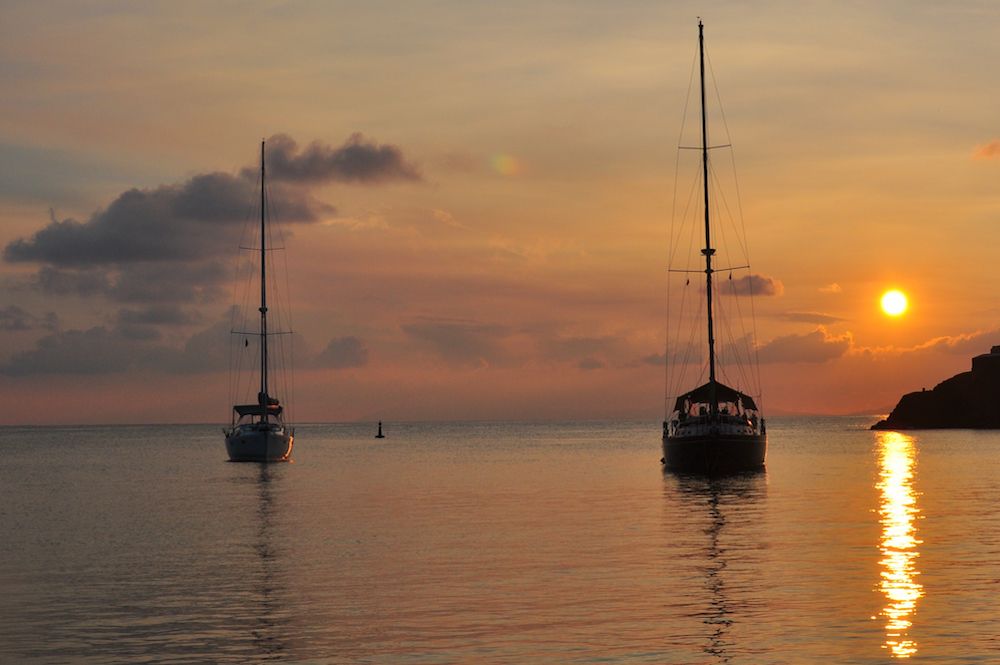 Deux voiliers au mouillage à English Harbour Antigua, au coucher du soleil