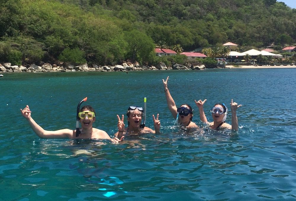 Quatre copines font du snorkling au Pain de Sucre des Saintes