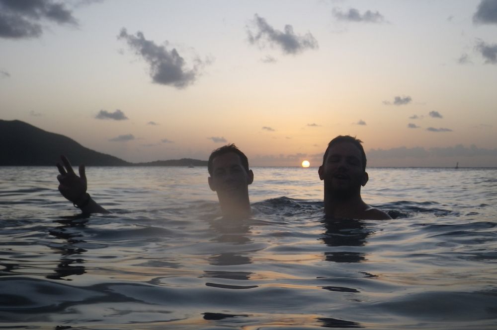 Deux potes au coucher du soleil pour une petite baignade du soir à Cabrit, Les Saintes