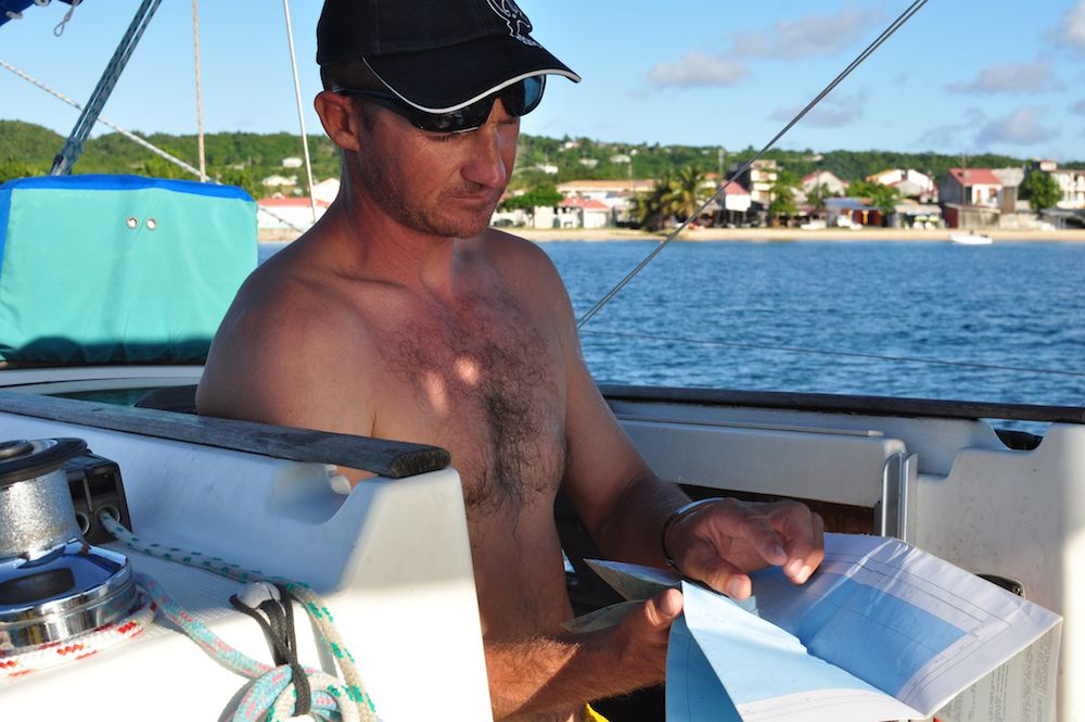 Vincent étudie la carte marine dans la baie de Saint-Louis de Marie-Galante